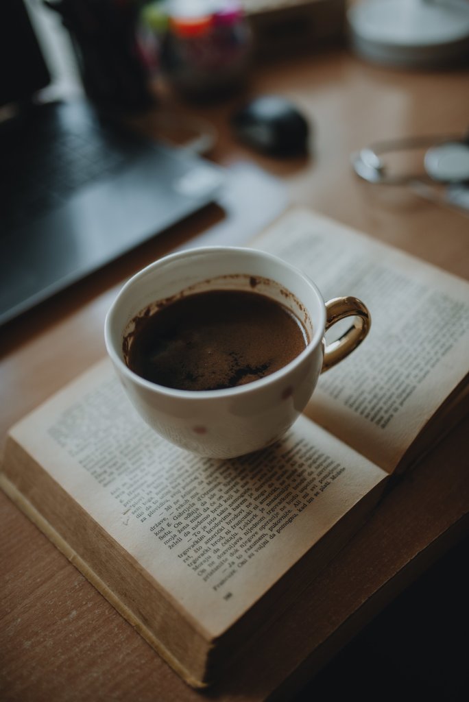 Чашка кофе на открытой книге